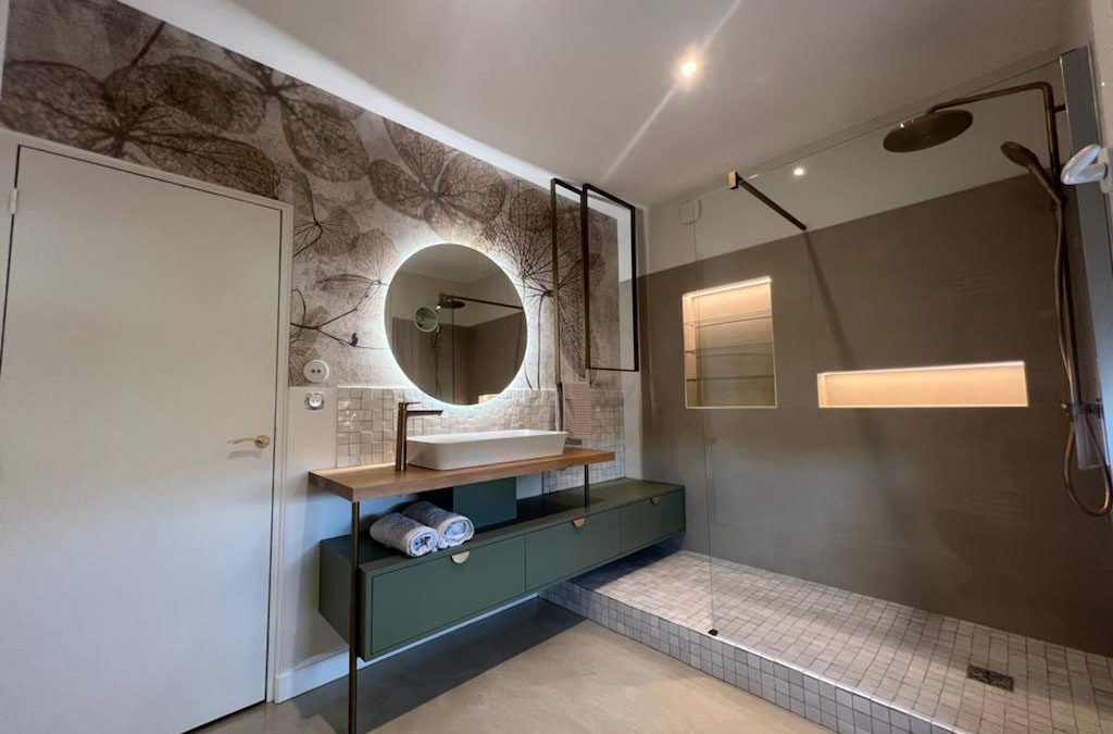 Salle de bain avec béton ciré